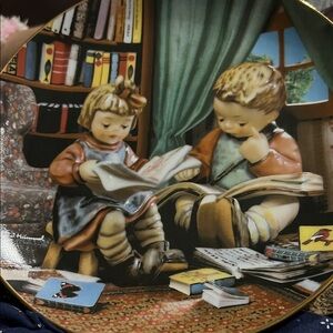 Hummel Decorative Plate with Children Reading - Multicolor budding Scholars